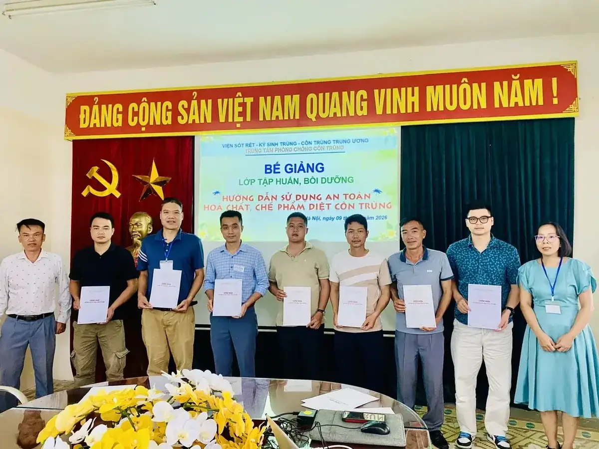 Đại diện NOVAPEST nhận chứng chỉ hoàn thành chương trình tập huấn